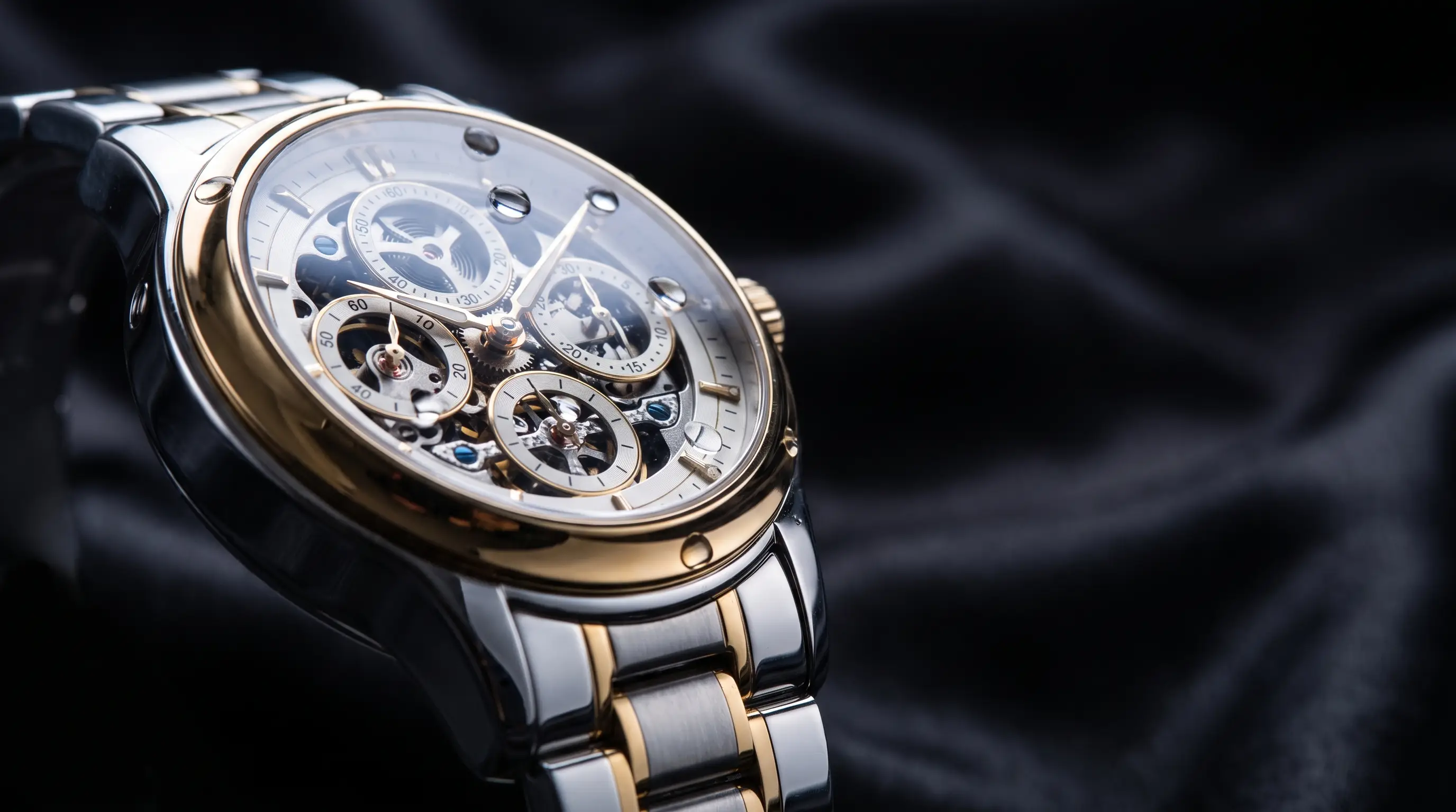 Reloj mecánico de lujo en macro con acero y oro